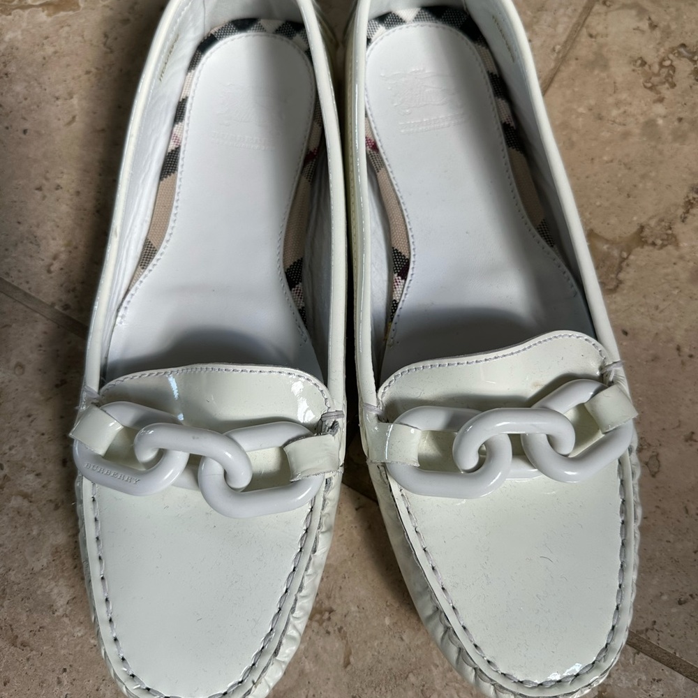 Burberry AUTHENTIC White patent leather, chain link loafer driver size 40.